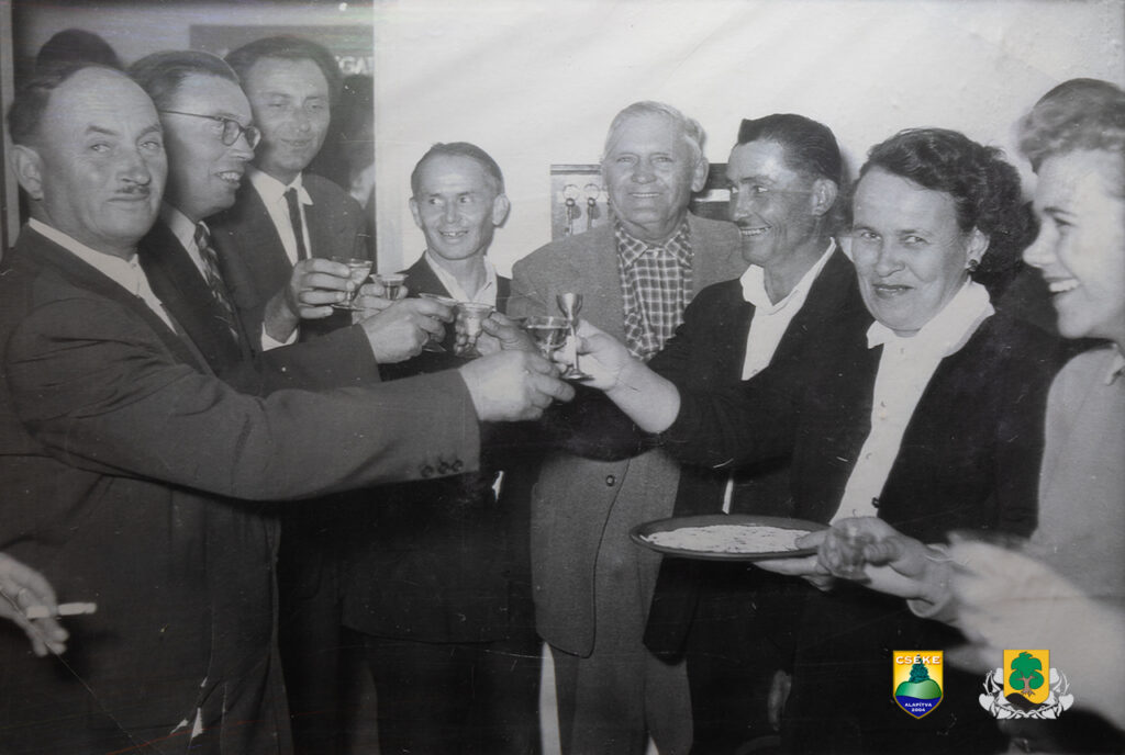 A csobánkai iskola tanárai és képviselők 1954